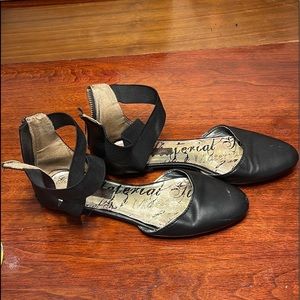 Material girl black criss cross flats (size 8m)